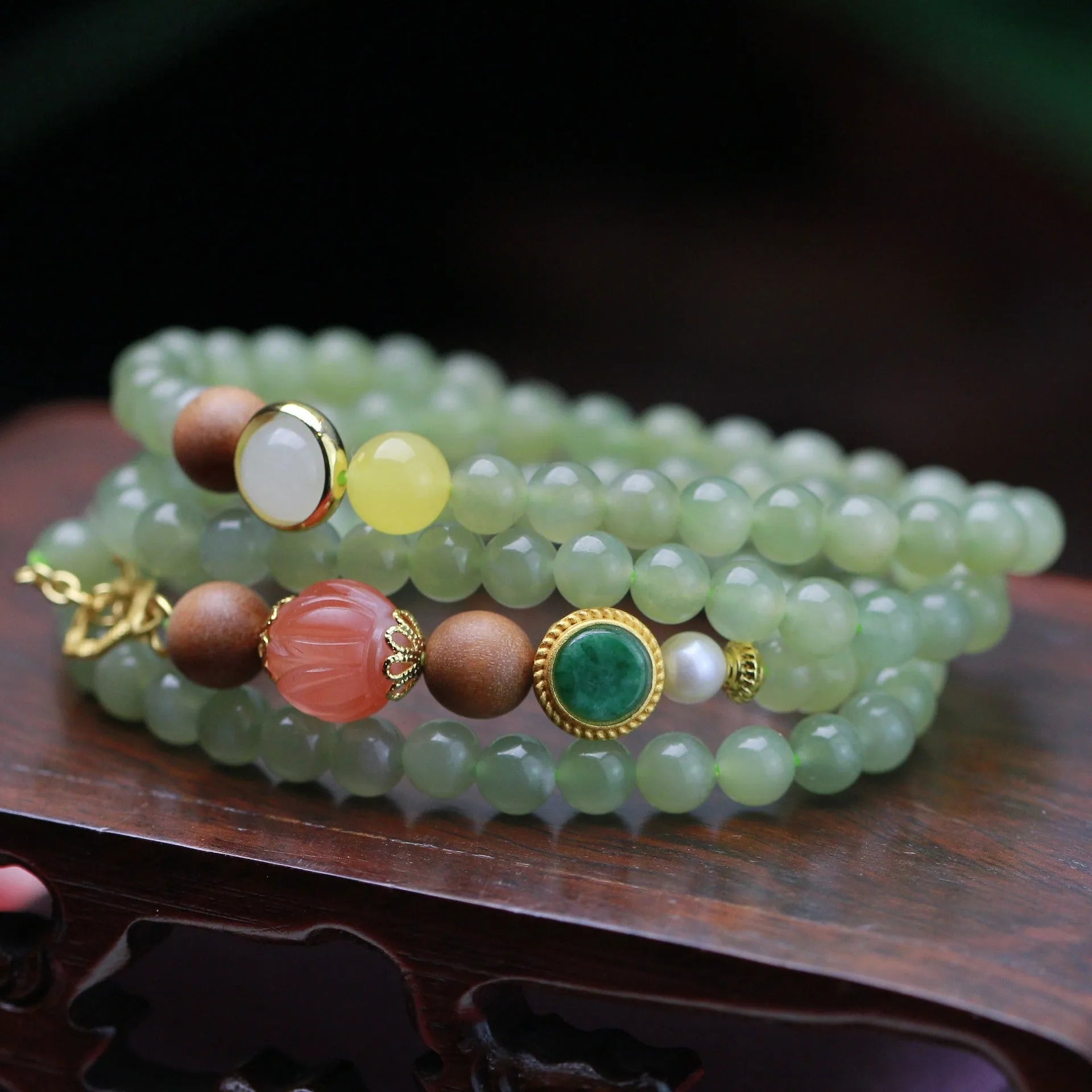 Hetian jade and red lotus bead necklace with matching bracelet on white sandalwood and beeswax.
