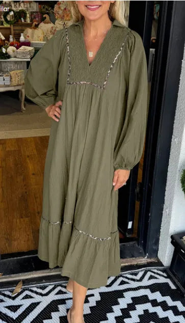 Pullover V-neck long sleeve dress with high waist and colour matching pattern in black or brown, sizes S to XL.