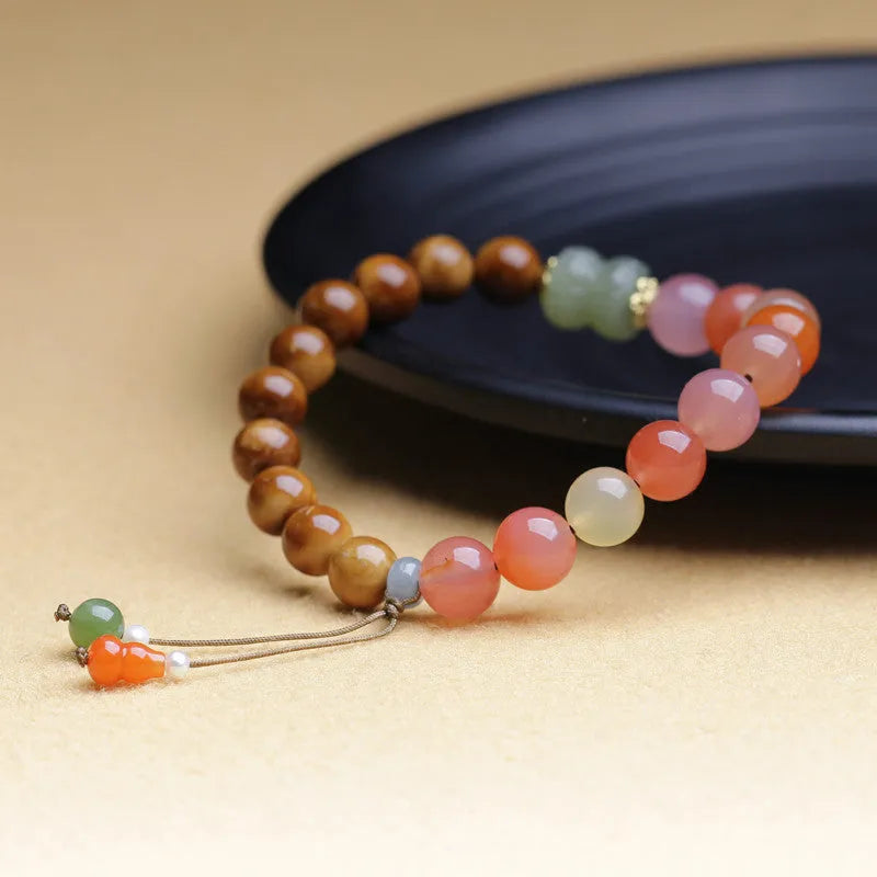 8mm agate bracelet with diamond-cut beads showing natural persimmon colour variations