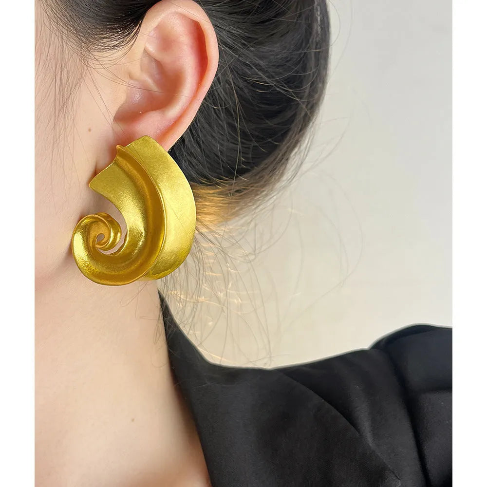 Geometric ear studs with 5cm retro design in gold or silver electroplated finishes