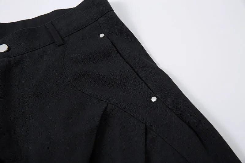 Men's black pleated machete casual trousers with a loose wide-leg fit on a neutral background.