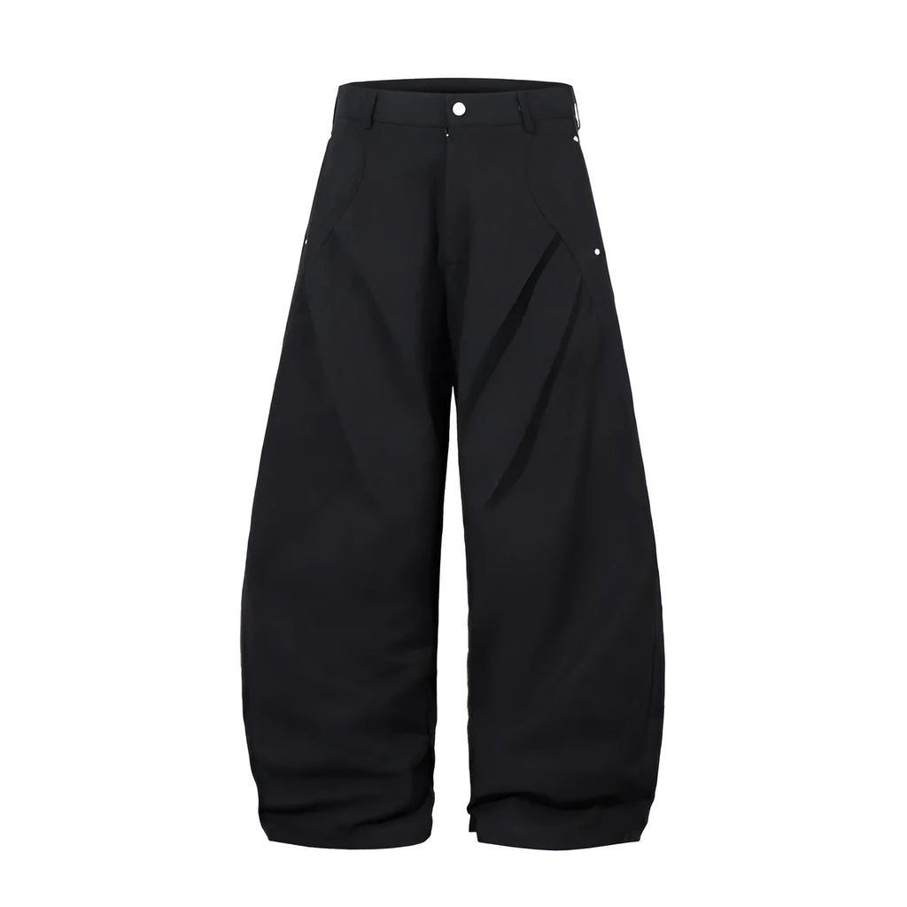 Men's black pleated machete casual trousers with a loose wide-leg fit on a neutral background.