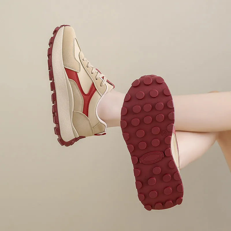 Women's low-top sports shoes in card black with mesh lining, rubber sole, and front lace-up closure