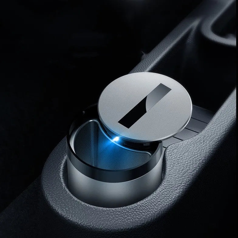 Automatic plastic ashtray with compact 7x10cm dimensions for car or desktop use