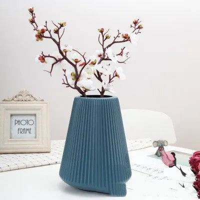 Melamine plastic vase in blue colour measuring 16cm by 20cm with simple design for desktop decoration