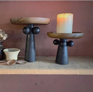 Round beech wood decor tray with 15cm legs holding candles on light wooden surface