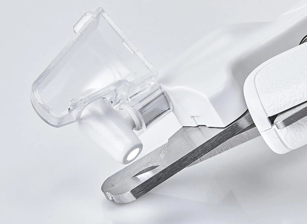 White LED pet nail clippers with transparent baffle and file, 14.8cm long