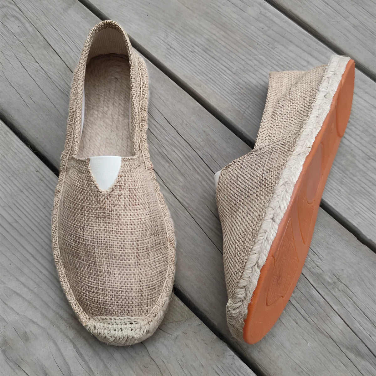 Men's solid-colour canvas casual shoes with round toe in various colours on a plain background.