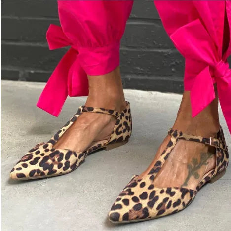 Leopard print women's pumps with pointed toe, chunky 1-3 cm heel, and cross shoulder straps in low-top design