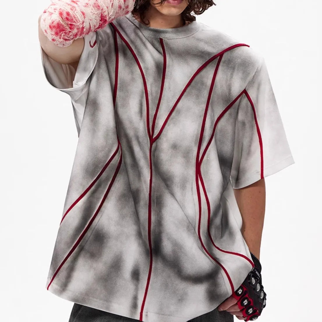 Padded shoulder short sleeve t-shirt with three-dimensional line patchwork and round neck collar