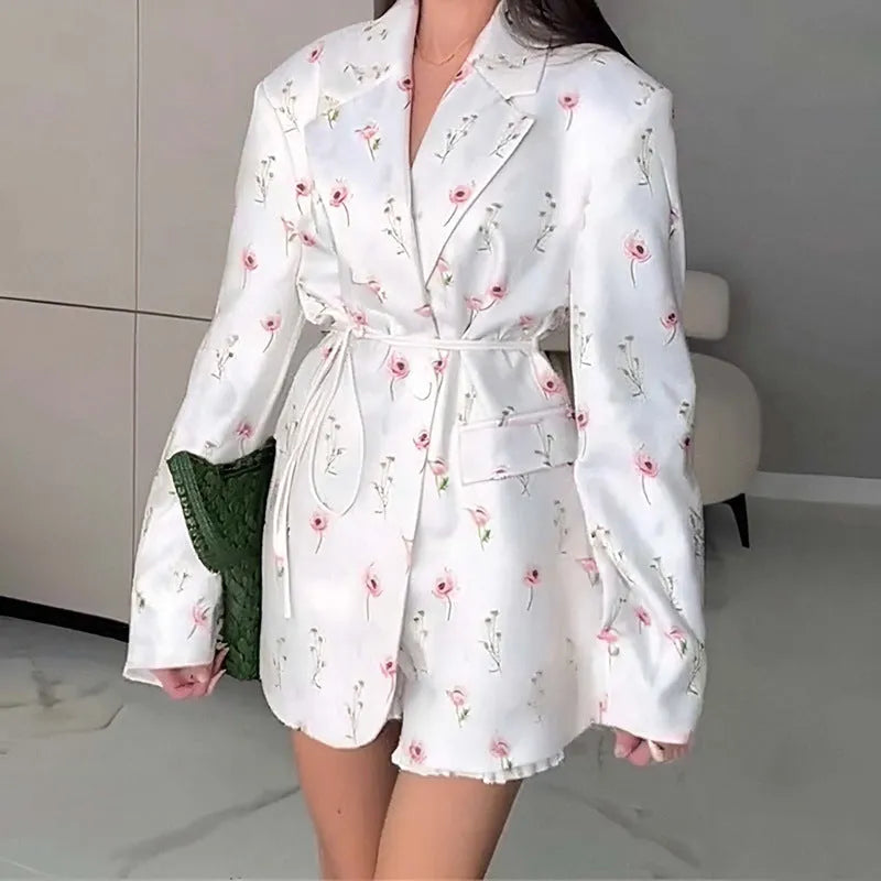 Collar lace-up waist-tight suit jacket in floral print on white background with long sleeves