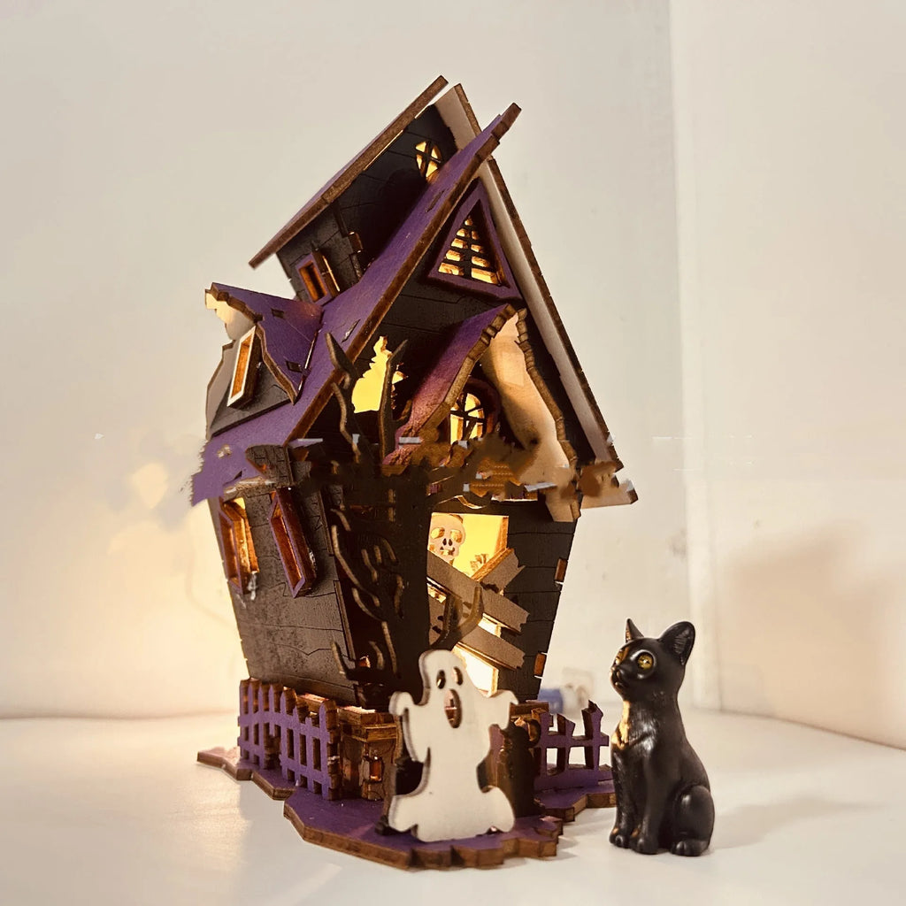 Wooden haunted house Halloween decoration measuring 14x10.5x19cm with luminous finish and cut-out details