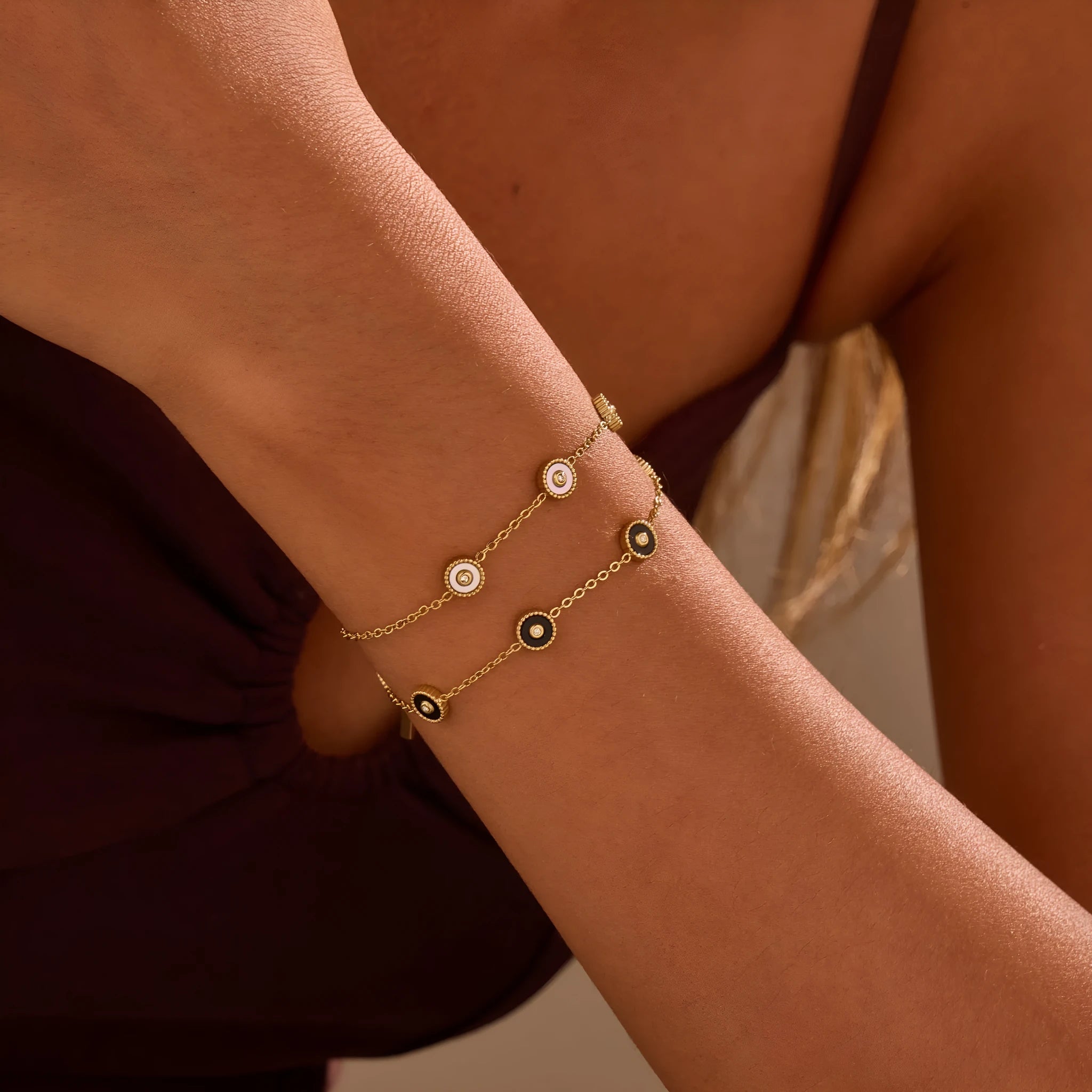 Stainless steel bracelet and necklace set with 18K gold plating and geometric fritillary pattern design