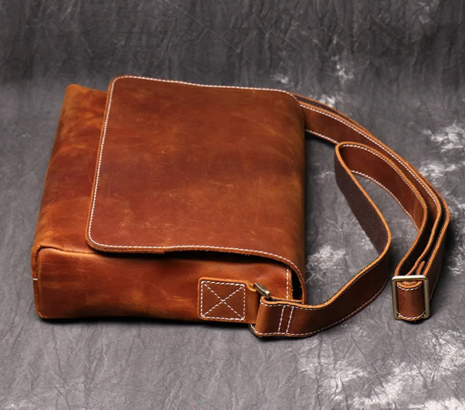 Vintage brown men's shoulder bag made of cowhide leather with adjustable strap and multiple internal pockets.