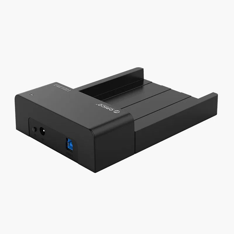 Black plastic hard disk box for 2.5-inch SATA drives with dimensions 180x122x42mm and included data cable