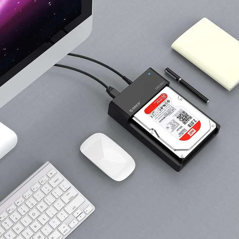 Black plastic hard disk box for 2.5-inch SATA drives with dimensions 180x122x42mm and included data cable