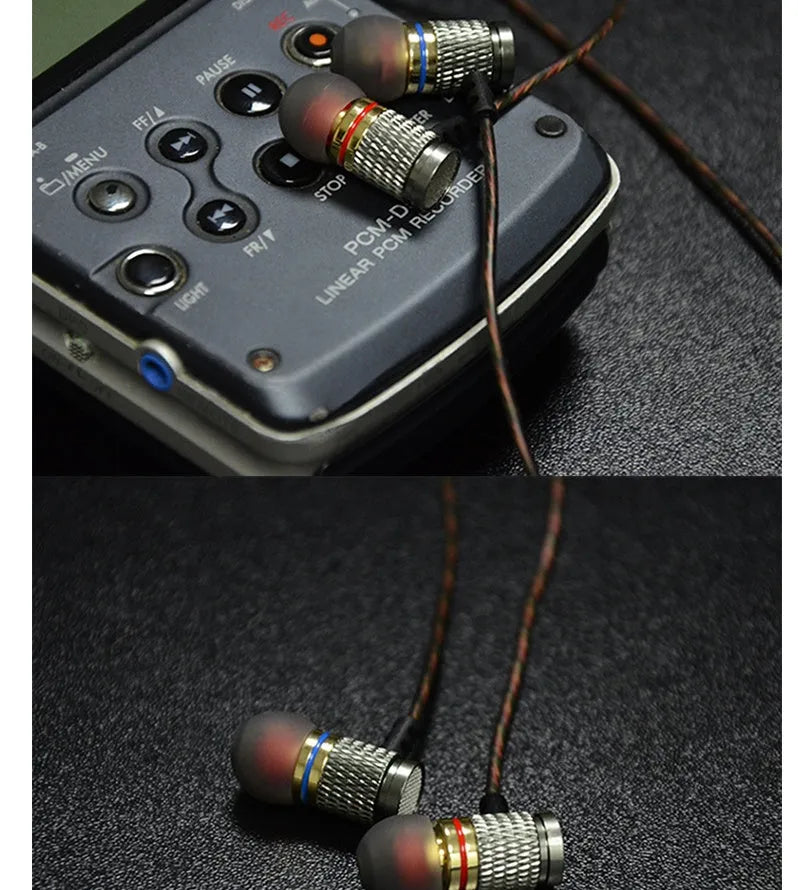 Black wired in-ear headphones with 3.5mm L-bend plug and TPE ear tips.