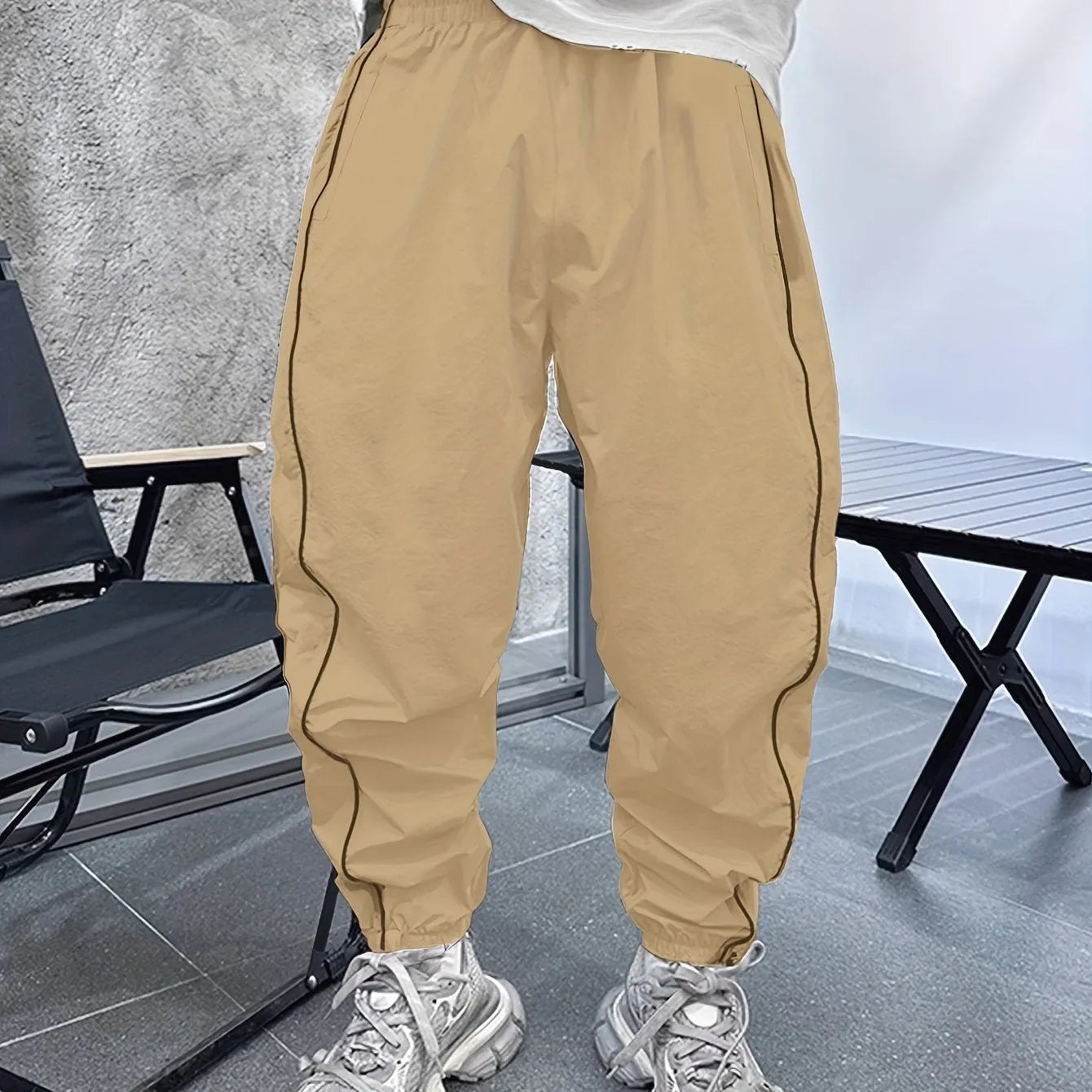 Men's bamboo fibre casual sports trousers in army green with cropped length and elasticated waist