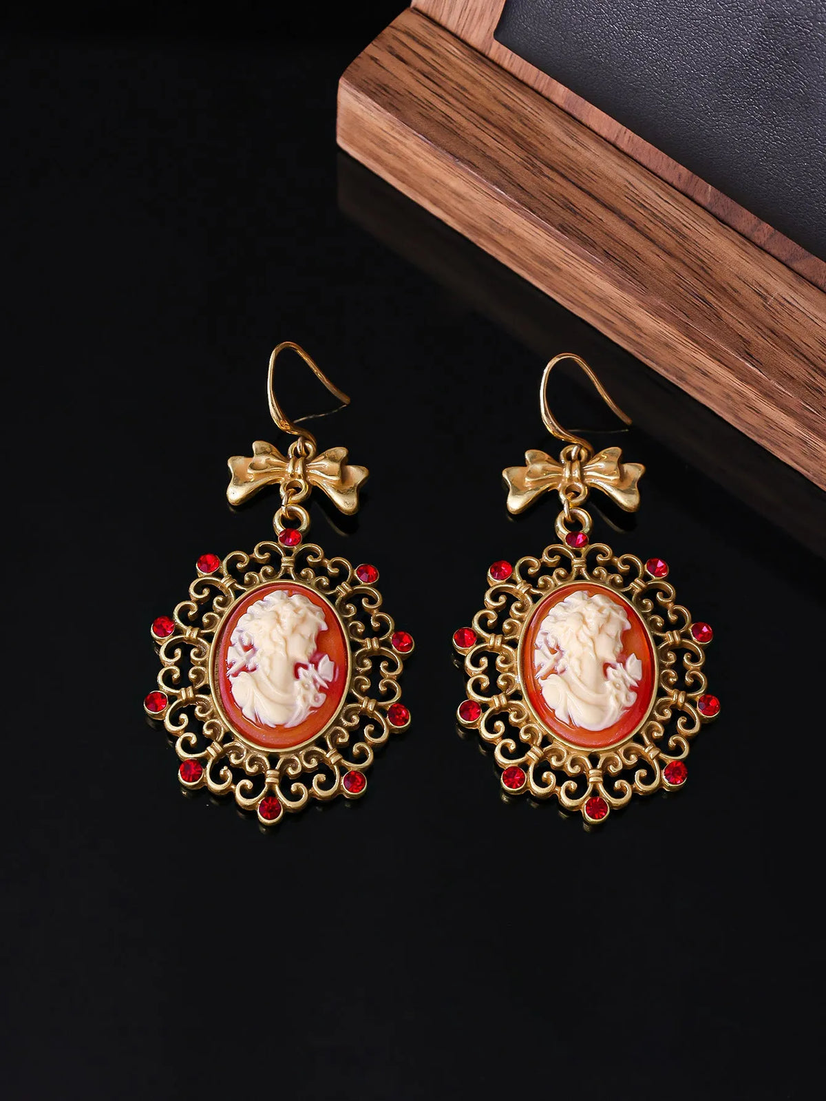 Retro court beauty head alloy drop earrings with bow detail and electroplated finish, one pair