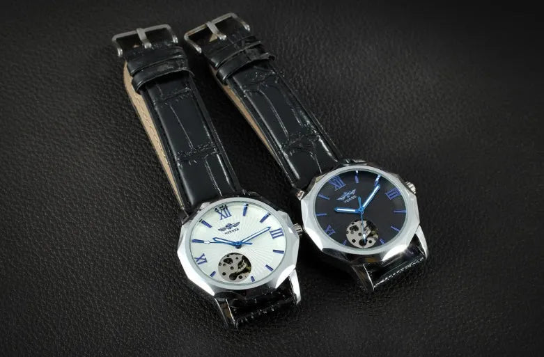 Aqua wristwatch with 4.2 cm surface width, 25.5 cm total length, shown in Black or White.