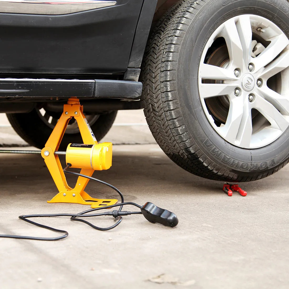 Electric hydraulic car jack with 2-ton capacity and 120-350mm height range for vehicle maintenance