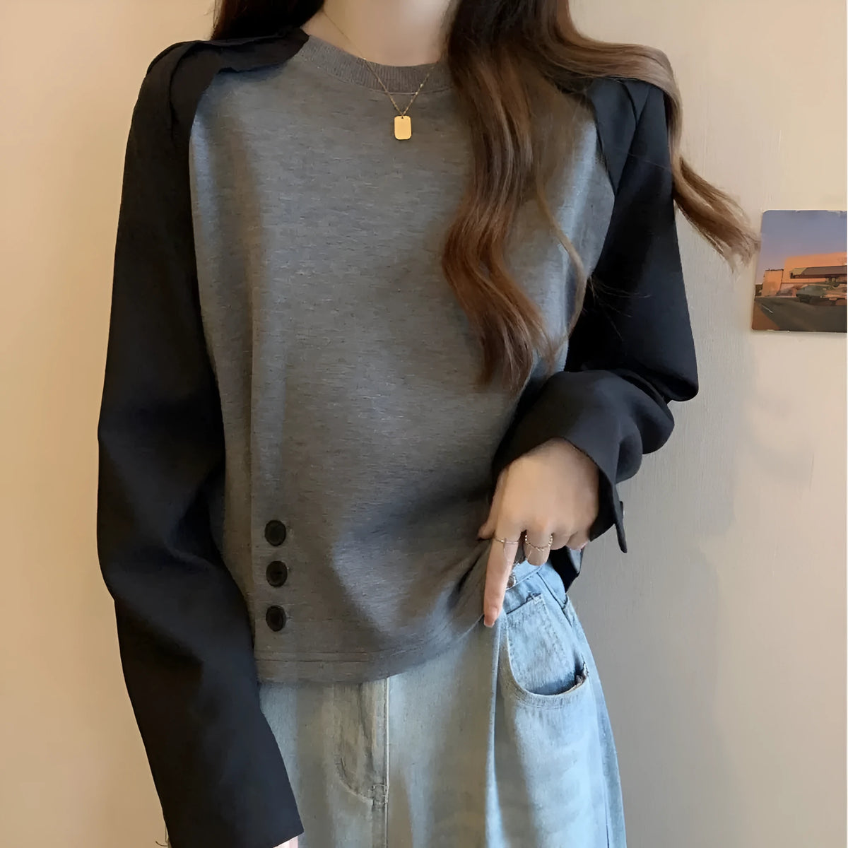 Long sleeve T-shirt in grey or beige, loose fit, slimming belly-covering design, sizes S to 4XL, 100% polyester.