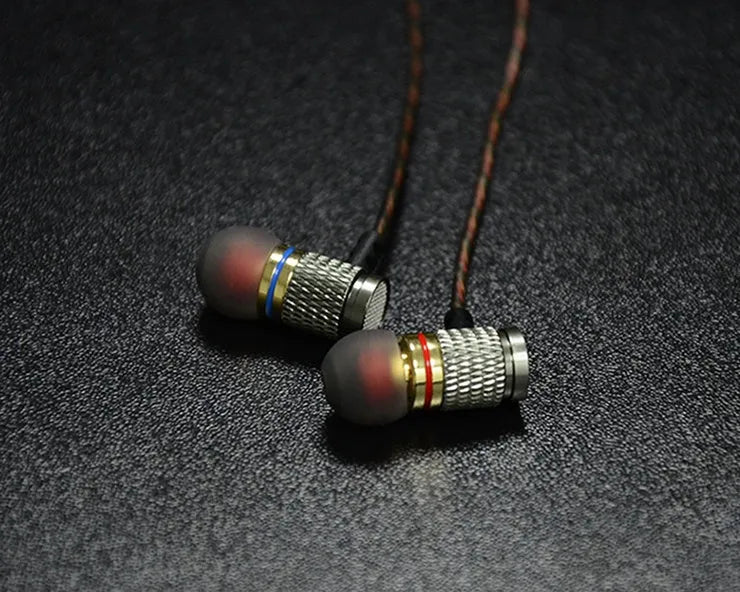 Black wired in-ear headphones with 3.5mm L-bend plug and TPE ear tips.