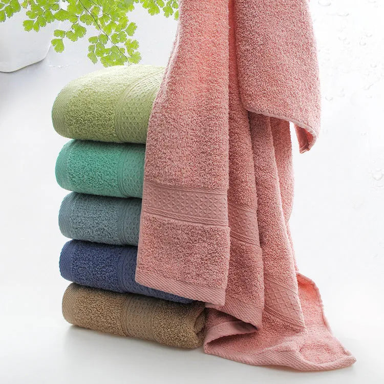 Thickened bath and beach towel with 80% cotton composition in multiple colour options