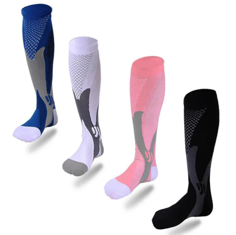 Graduated compression socks in black with athletic fit, showing length and circumference measurements for S/M, L/XL, and XXL sizes.