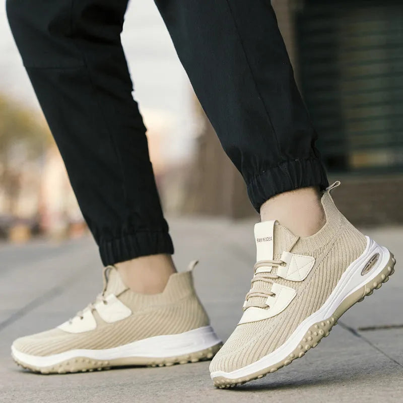 Flyknit low-top casual running shoes in black with mesh lining and flat heel design