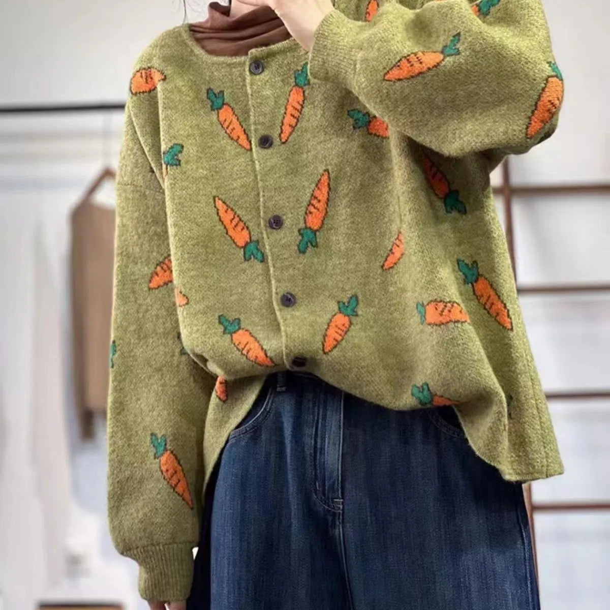 Round neck cardigan with Mori artistic printing and colour contrast details in loose fit