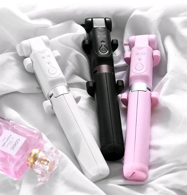 Bluetooth selfie stick tripod with aluminium alloy telescopic rod extended to 195.50mm holding mobile phone