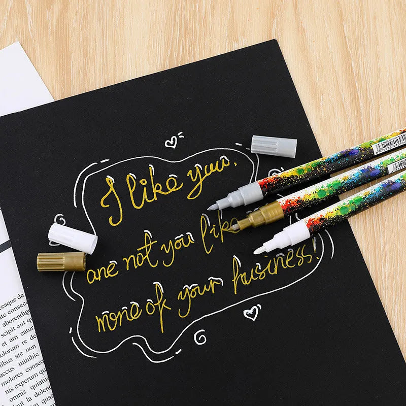Acrylic graffiti marker pen with 0.7mm tip and six colourful refills in a plastic box.