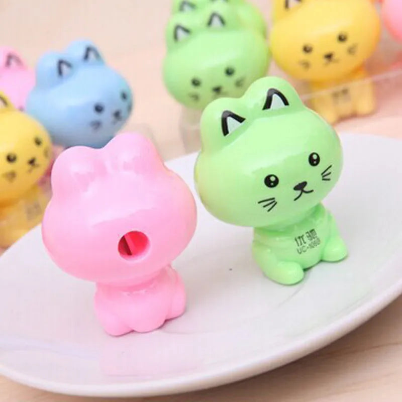 Cartoon kitten pencil sharpener, manual plastic sharpener, 5.5cm x 4cm, random colour