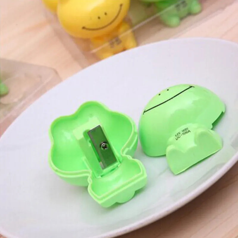 Cartoon kitten pencil sharpener, manual plastic sharpener, 5.5cm x 4cm, random colour