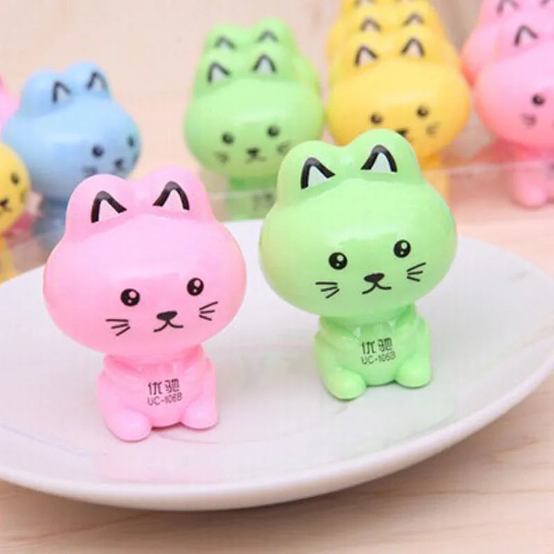 Cartoon kitten pencil sharpener, manual plastic sharpener, 5.5cm x 4cm, random colour