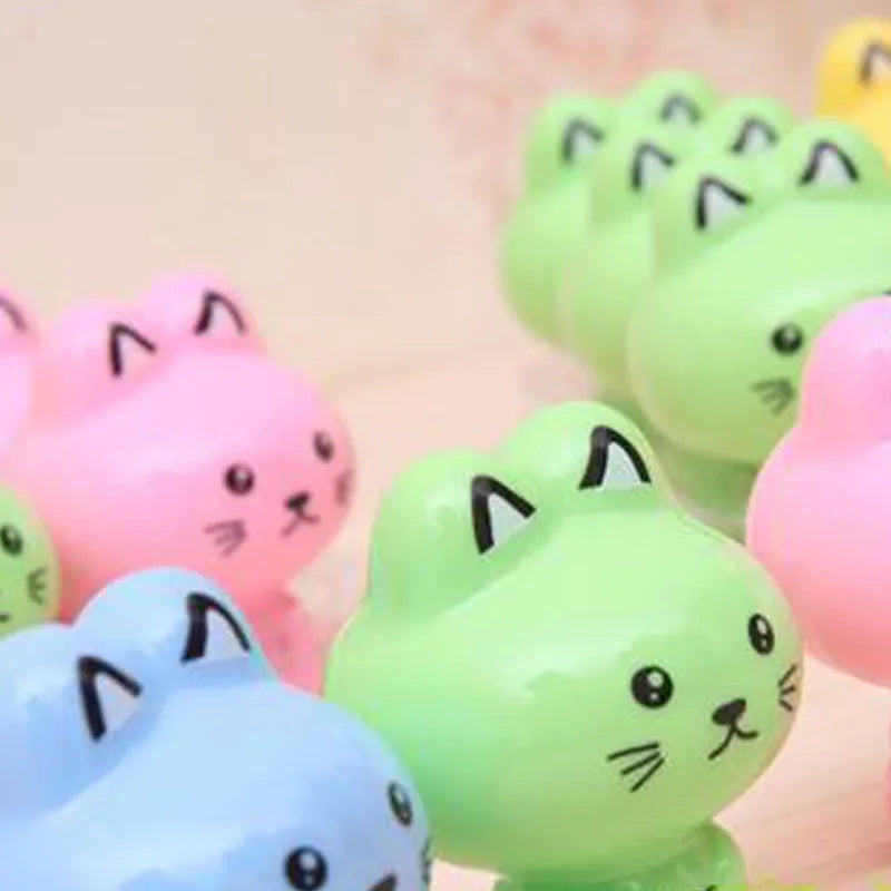 Cartoon kitten pencil sharpener, manual plastic sharpener, 5.5cm x 4cm, random colour