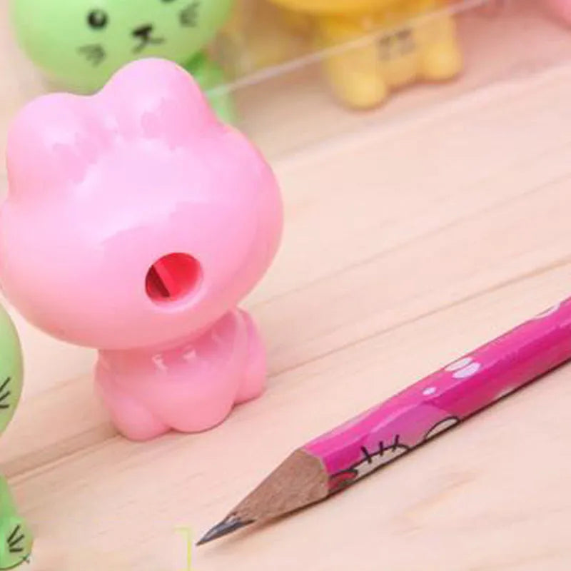 Cartoon kitten pencil sharpener, manual plastic sharpener, 5.5cm x 4cm, random colour