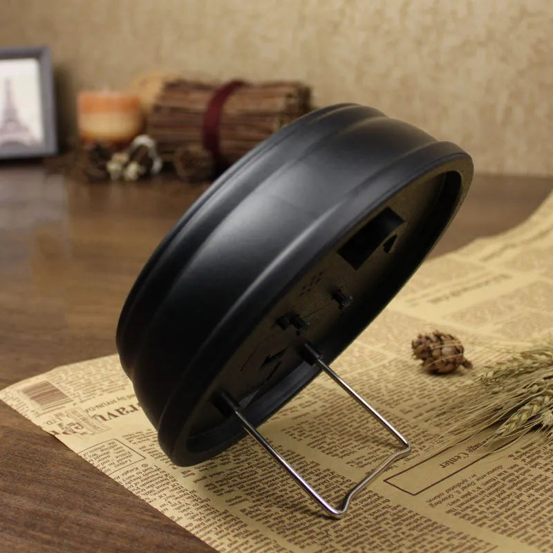 European retro desk clock with 6-inch round dial, silent sweep movement, and plastic shell in retro colour