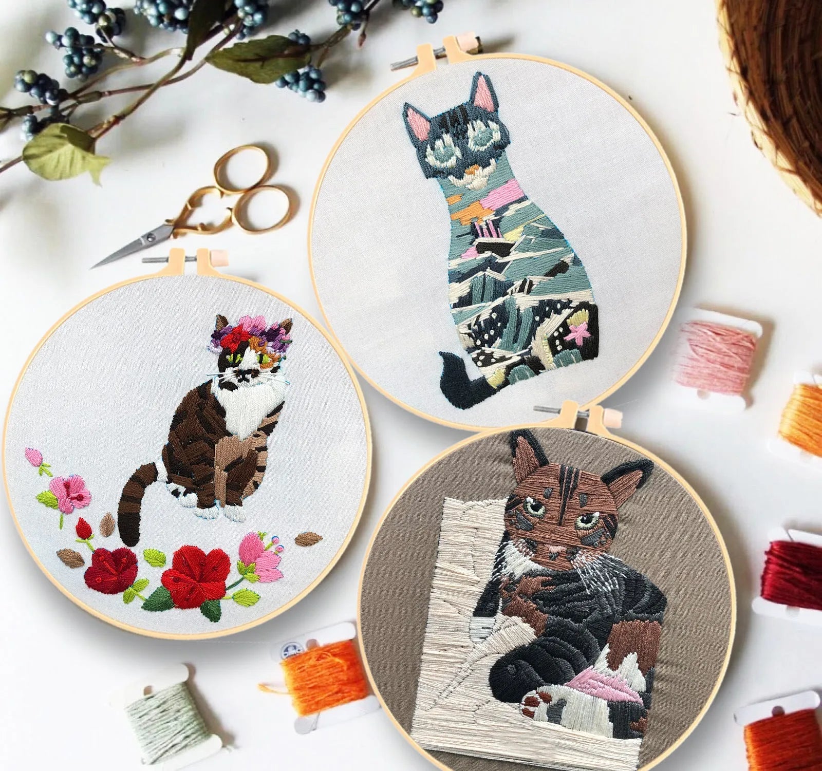Beginner three-dimensional European cross-stitch kit for a cat design with embroidery frame