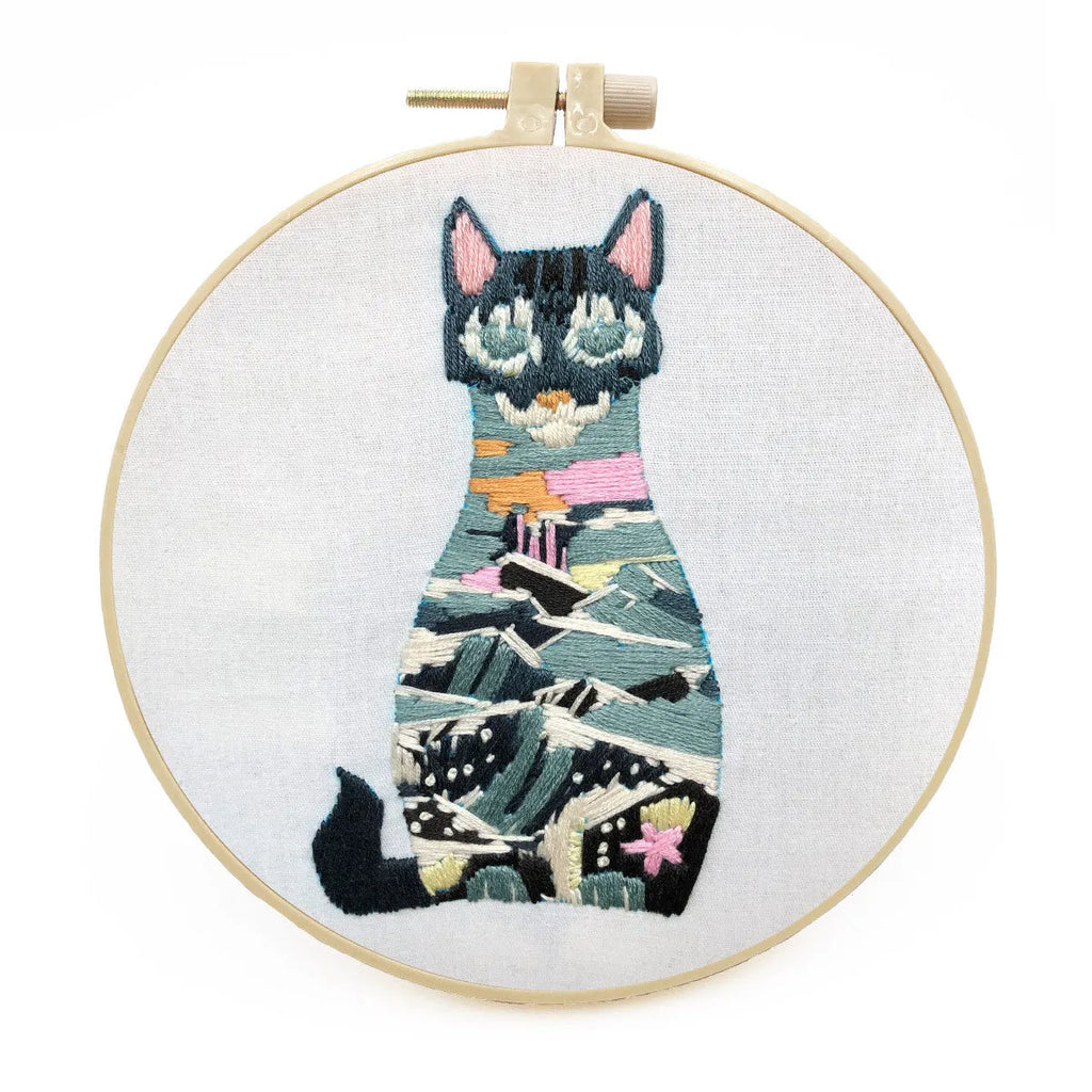 Beginner three-dimensional European cross-stitch kit for a cat design with embroidery frame