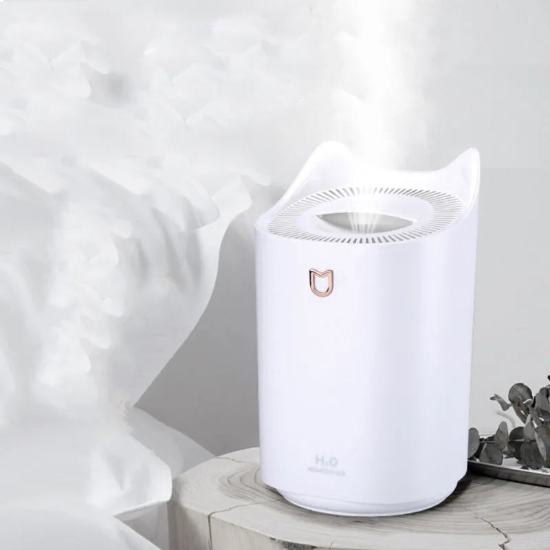 Double spray humidifier with three fog outlets, transparent water tank showing 2.6-4.0 litre capacity, USB power connection