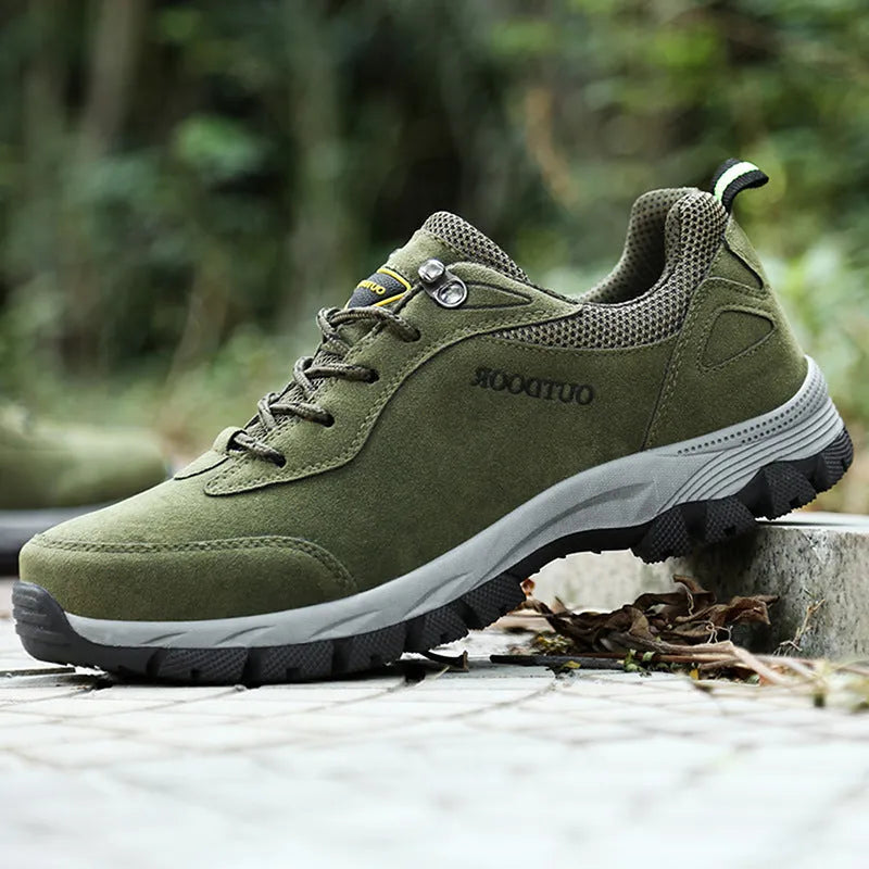 Men's low-top hiking shoes in army green with mesh lining and viscose sole for leisure walking