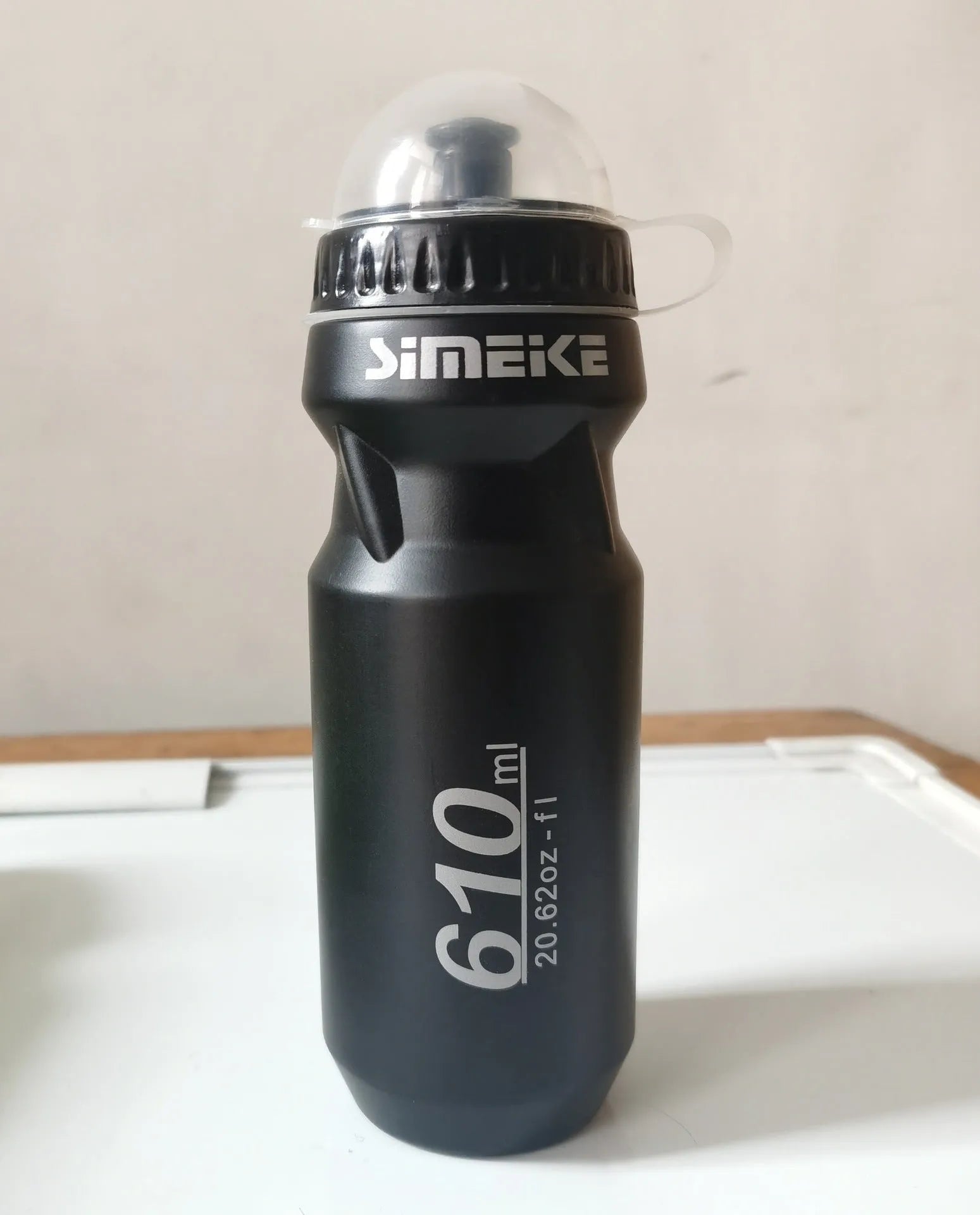 Bicycle water bottle with 610ml capacity in red, green, and black colour options