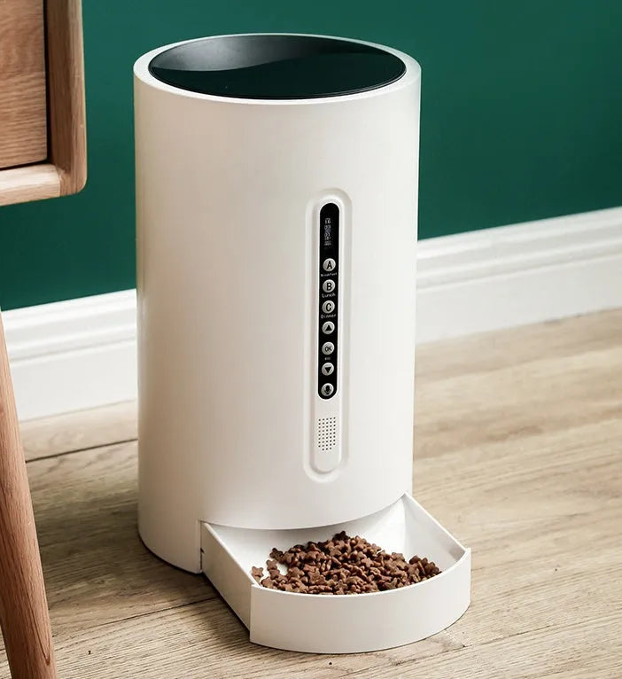 White automatic pet feeder with 4.6L food capacity and digital timer display