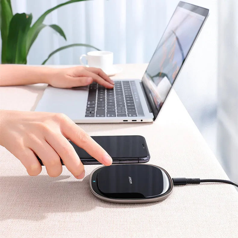 Black or white 15W wireless charger with zinc alloy frame and glass surface, dimensions 99.2mm x 99.2mm x 7.4mm