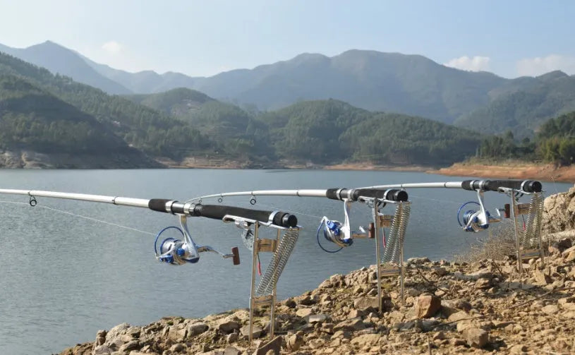 Automatic fishing rod holder in high-strength hard steel with bearing trigger and elastic feet for big and small fish.
