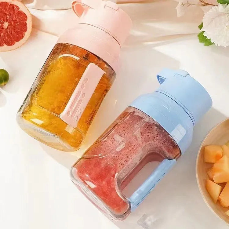 Portable electric juicer in emerald green with 1500ml capacity and USB charging port