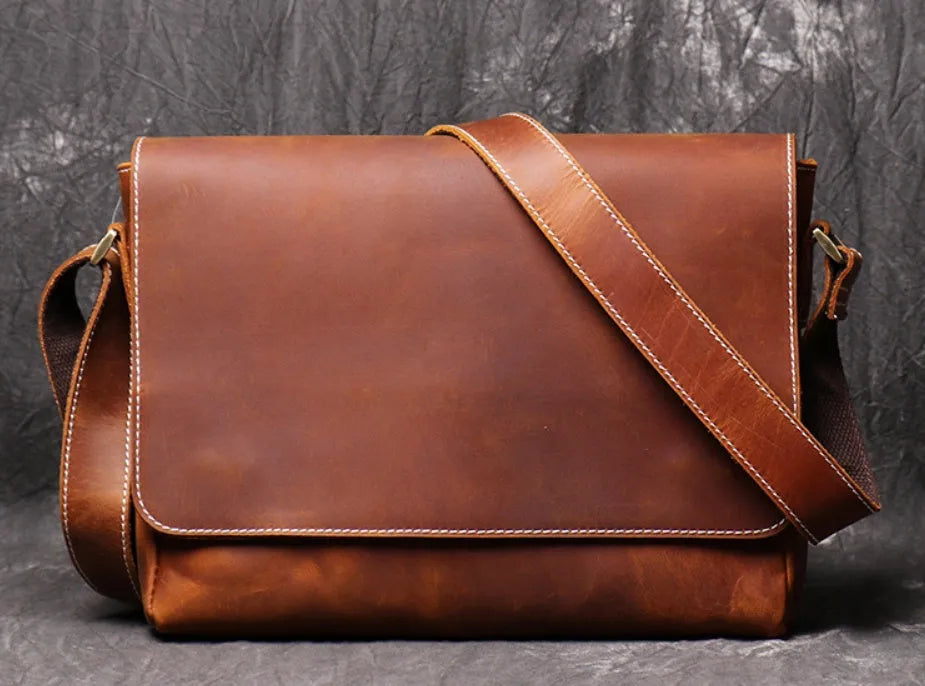 Vintage brown men's shoulder bag made of cowhide leather with adjustable strap and multiple internal pockets.