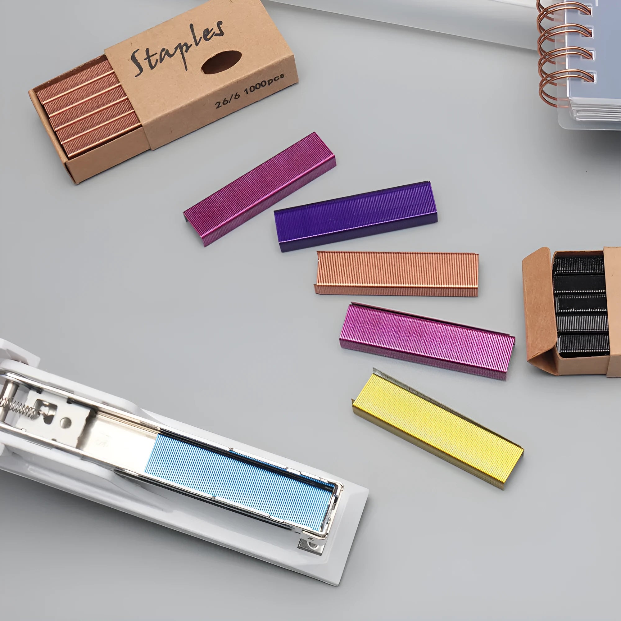 Box of 1000 metal staples in four colour options: black, purple, rose gold, and rose red